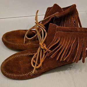 Minnetonka Fringe Side Zip Ankle Boots Size 4.